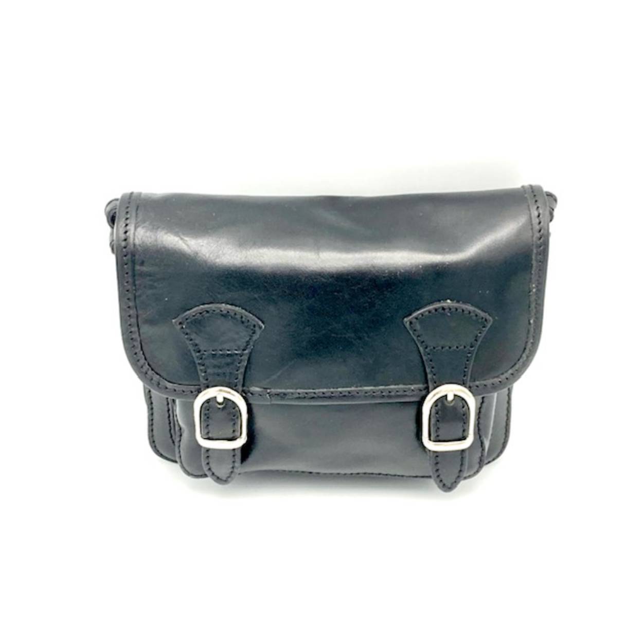Leuke stevige tas met klep. de gespen geven een leuk detail aan uw tas. De achterzijde is voorzien van een rits. Onder de klep zitten drie vakken en een ritsvakje.

Afmetingen:
Hoogte 15cm x breed 20cm x diep 10cm
