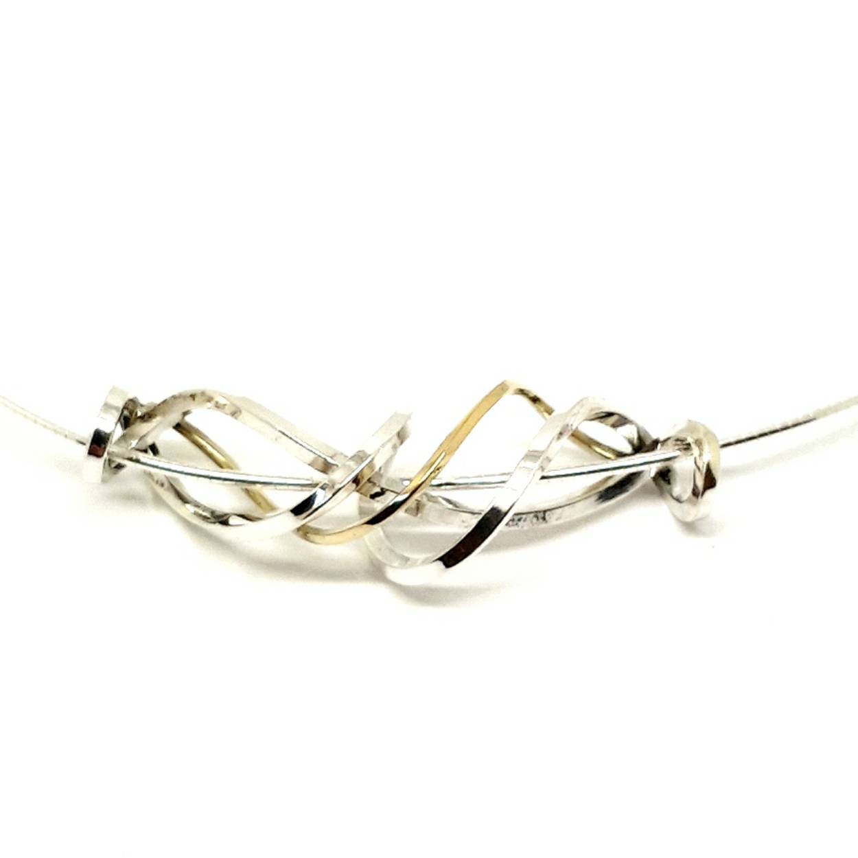 Sierlijke verfijnde draden laten deze ontwerpen voor zichzelf spreken. De twee banen van zilver en goud vormen samen een prachtig en open geheel. Met een letterlijke twist zijn deze sieraden goed draagbaar en makkelijk te combineren. Een energieke twist van sierlijkheid die jou laat stralen. Elk sieraad wordt met de hand gemaakt in ons eigen atelier en ontstaat spontaan op gevoel. Jouw Twist is dus altijd uniek.

Maak een afspraak en kom deze sierlijke hanger eens passen! Of bestel haar gelijk, dan sturen we deze mooi verpakt naar je toe. 