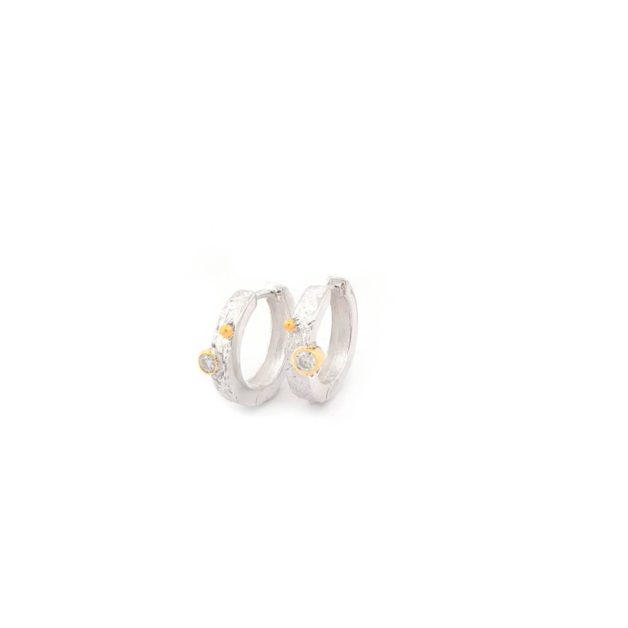 Met een bijzondere plaatsing van de edelsteen en de gouden details straal je met deze oorringen pure luxe uit.

Maak een afspraak en kom deze sierlijke oorringen eens passen! Of bestel ze gelijk, dan sturen we deze mooi verpakt naar je toe.