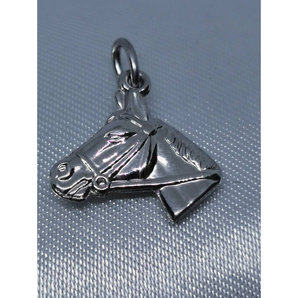 18 Karaat wit gouden hanger hoofd van paard. Kijk in onze assortiment voor een leuke collier! 