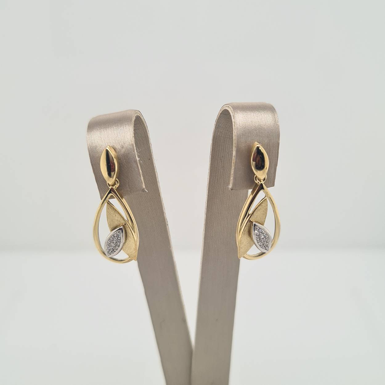 Prachtige 14 karaat gouden oorsieraden met diamant, H/SI 0.05crt. 