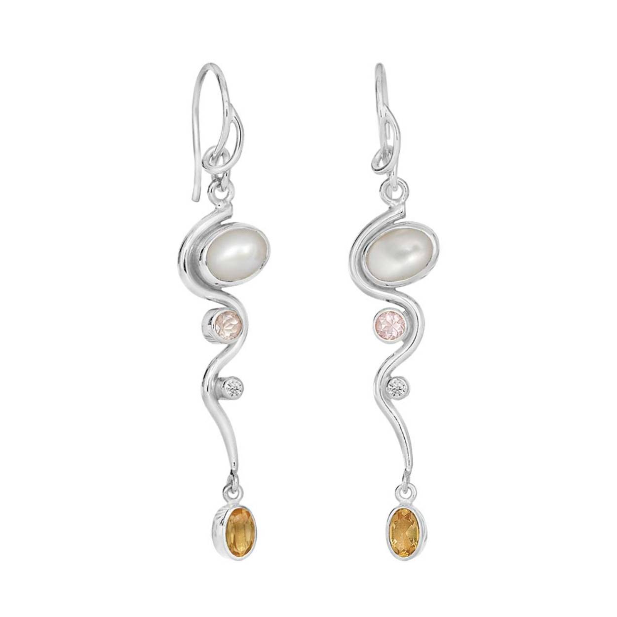 Deze sterling zilveren oorbellen hebben een lengte van 4 cm. De oorbellen zijn versierd met een witte parel van 5 / 5,5 mm, een ronde rozenkwarts van 3 mm en een ronde zirkonia van 2 mm. Onderaan in het hangende element bevind zich een facet geslepen citrien van 5 x 3 mm.