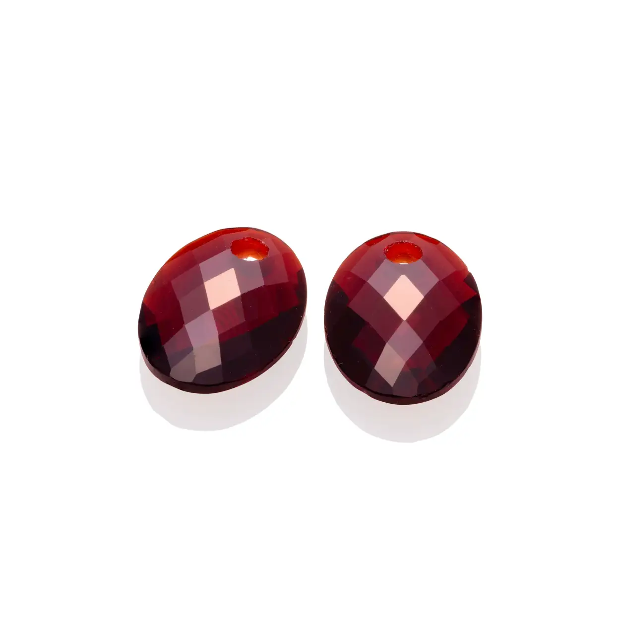 De Medium Oval oorbellen zijn gemaakt van echte Ruby Quartz edelstenen in een prachtige ovalen vorm. 