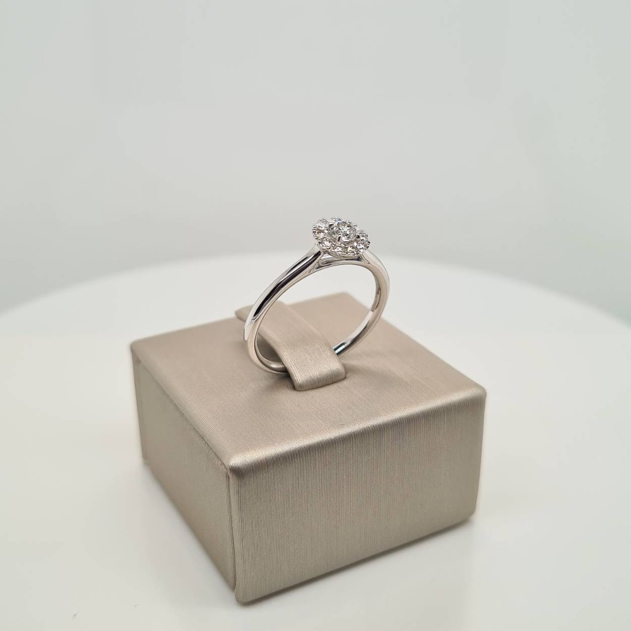 Prachtige 14krt witgouden ring met diamant, 11-0,29crt G SI1.

De maat van de ring is 54 ( 17 1/4 ). Heeft u een andere maat nodig, neem dan gerust contact met ons op.