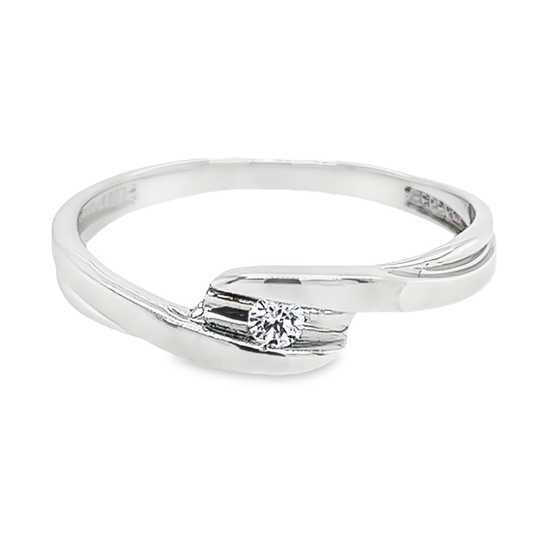 Deze witgouden ring heeft een sierlijke uitstraling. De ring is volledig glad gepolijst. Tussen de twee stroken aan de bovenzijde is een briljant geslepen zirkonia steen gezet, hierdoor heeft de ring een schitterende uitstraling.