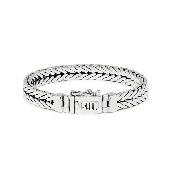 De zilveren Chevron collection 366 armband is een nieuw armbandje in de Chevron collection serie en heeft een vierkant gevlochten structuur met een stoere bakslot sluiting. Combineer met je horloge of stapel een aantal armbandjes naast elkaar. De armband wordt in een mooie luxe geschenkverpakking verpakt.