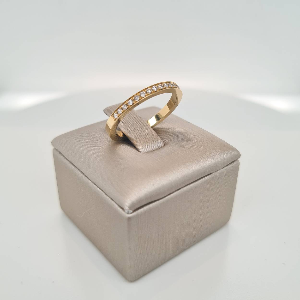 Prachtige 14krt fijne gouden ring met een rij diamant 0,15crt H Si. Deze ring kan los gedragen worden, maar is ook prachtig te combineren met andere gouden ring zoals bijvoorbeeld de solitair ring.  

Deze ring is maat 53 (17), heeft u interesse in een andere maat? Neem dan contact met ons op.
