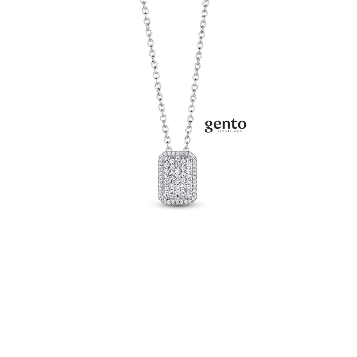 Zilveren ketting (43 cm) met rechthoekige hanger
De hanger bevat zirkonium steentjes en meet 10,5 x 14,5 mm
Bijhorende ring en oorstekers ook verkrijgbaar van deze set.