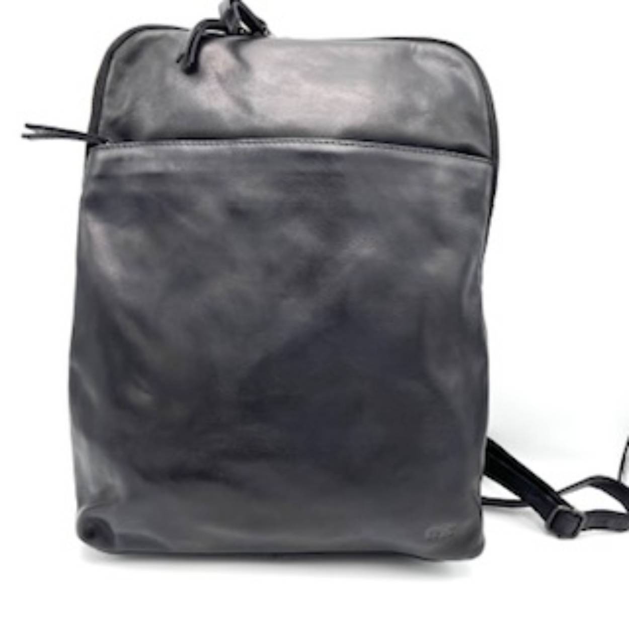 Deze ruime rugtas van BearDesign is handig en fraai. De ritsen gaan open tot onder aan de tas. Deze rugtas is voorzien van twee ruime binnenvakken en een tussenvak. Deze is ook voorzien van een rits. Verder is deze rugtas voorzien van twee steekvakken aan de binnenkant en een ritsvak.
De buitenkant van deze rugtas is tevens voorzien van een rits aan voor-en achterzijde.

Afmetingen:
Hoogte38cm x breed 28cm x diep 9cm