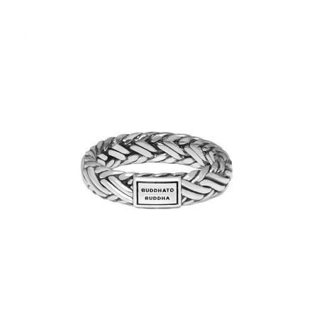 De Katja XS ring is een prachtig gedetailleerde en gevlochten ring. Een echte eyecatcher! Het ontwerp van deze subtiele zilveren ring is gebaseerd op de iconische schakel Katja. Handgemaakt en tijdloos zoals alle Buddha to Buddha sieraden. De zilveren ring laat zich perfect combineren, wees creatief en combineer sieraden van andere families uit de Heritage collectie, zoals Ellen of Ben. Deze ring valt in de categorie smalle ringen.