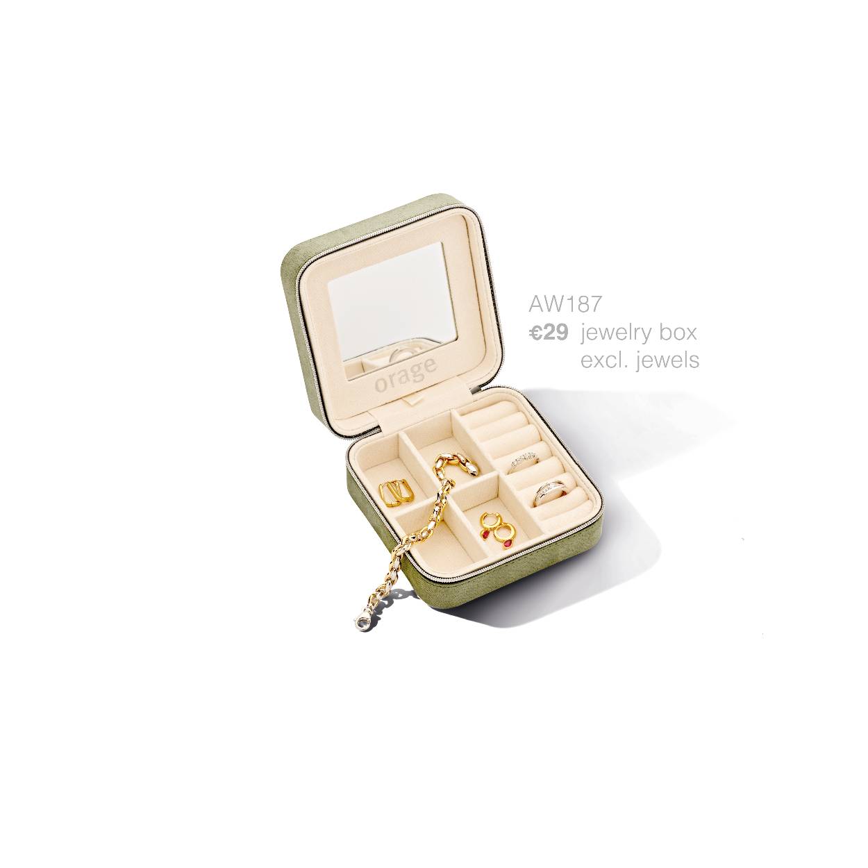 Groen stoffen juwelenkistje van het merk Orage (exclusief juwelen)
Afsluitbaar met rits, makkelijk mee te nemen op reis.
Binnenin een handig spiegeltje. 
Afmetingen: 11,5 mm x 11,5 mm
