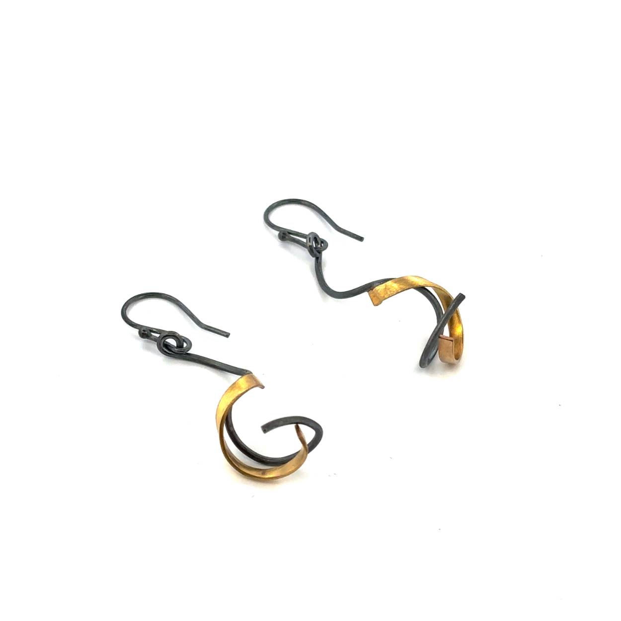 Speelse oorhangers uit de Black and Gold serie. Gemaakt  van geoxideerd zilver waardoor het een mooie donkere kleur krijgt. Door de gewaagde combinatie van zwart met het geelgoud is dit sieraad net even anders. 

Maak een afspraak en kom deze sierlijke oorhangers eens passen! Of bestel ze gelijk, dan sturen we deze mooi verpakt naar je toe.