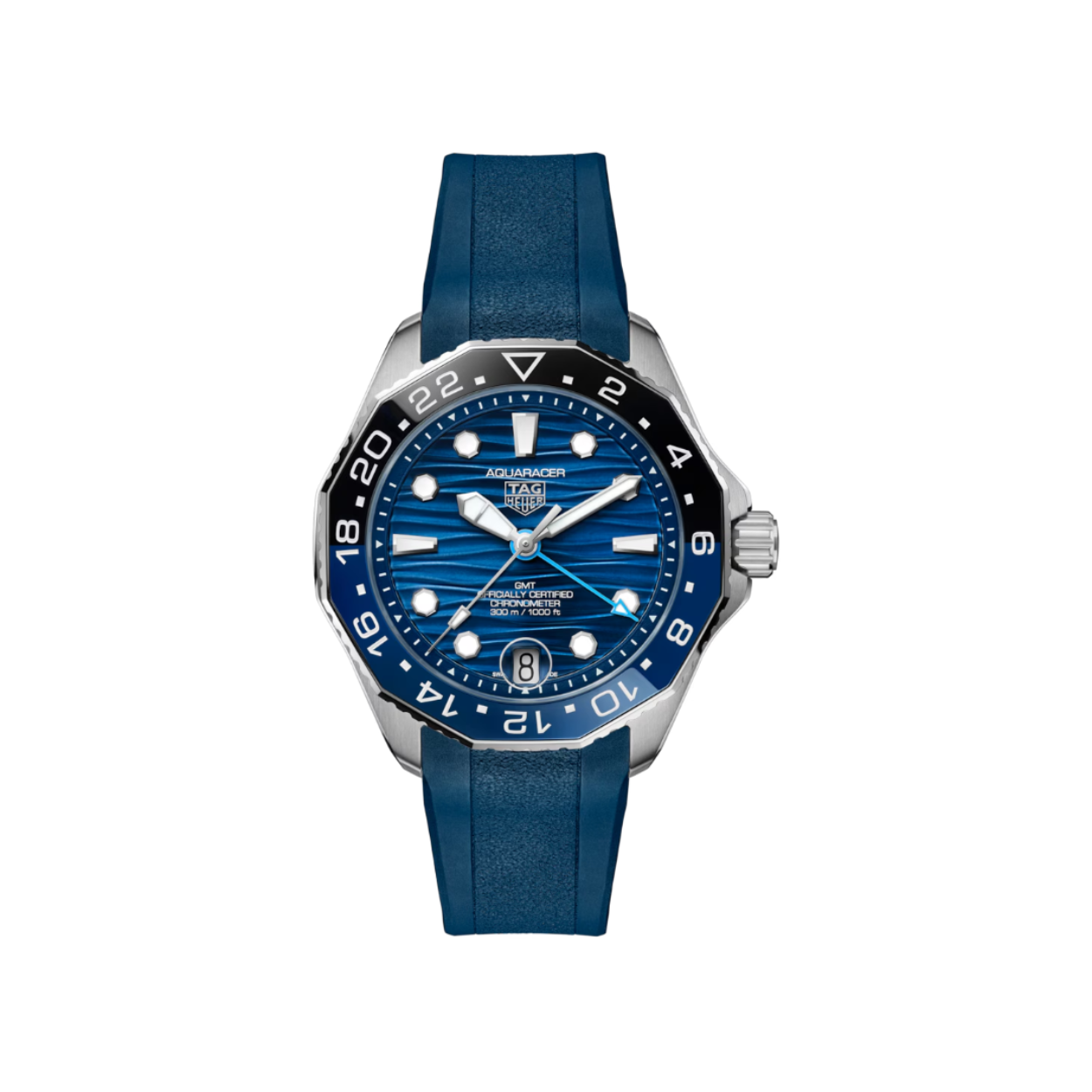Dit TAG Heuer Aquaracer horloge behoort tot de Aquaracer collectie.
Referentienummer: WBP5114.FT6259

Leg de Lat hoger en verleg je grenzen onder water met dit TAG Heuer Aquaracer Professional 300 horloge, ontworpen voor durfals. 

Het uurwerk is voorzien van een lichtblauwe GMT-wijzer die elke 24 uur één volledige rotatie maakt, volgens de 24-uursschaal op de bidirectionele lunette. Het ontwerp van de keramische bezel is opgesplitst in 2 kleuren om onderscheid te maken tussen dag en nacht. De zwarte helft van de bezel staat voor de nachtelijke uren van 18:00 tot 06:00 en de levendig blauwe helft vertegenwoordigt de uren overdag van 06:00 tot 18:00. De zeeblauwe wijzerplaat is geïnspireerd op de mysteries van de oceaan. 

Dit hoogwaardige duikhorloge, aangedreven door het COSC-gecertificeerde kaliber TH31-03, integreert een GMT-functie om de tijd bij te houden, waar u ook bent.

Dit uurwerk is COSC gecertificeerd.

Uw TAG Heuer is 24 maanden na aankoop beschermd onder fabricagegarantie. Door het horloge te registreren op MyTAGHeuer kunt u deze garantieperiode met nog eens 3 extra jaar verlengen!

