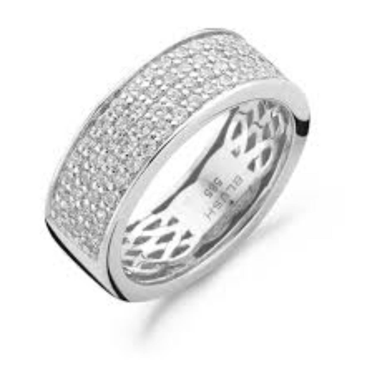 Deze chique ring van Blush uitgevoerd in witgoud is pave volgezet met allemaal kleine zirkonia stenen, hierdoor schittert de ring enorm. Door de rechte vorm is het een zeer moderne ring met een luxere uitstraling.