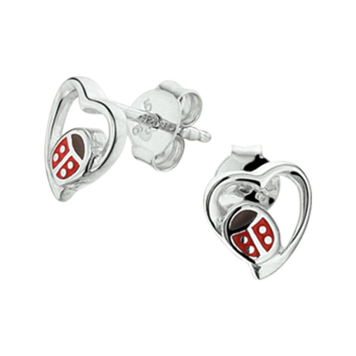 Gerhodineerd zilveren oorknoppen in de vorm van een hartje met een lieveheersbeestje in emaille. De oorknoppen hebben een afmeting van 7.5x7.5mm en is uitgevoerd met een stevige pouchette sluiting. Deze oorsieraden zijn te combineren met bijpassende sieraden uit onze collectie.