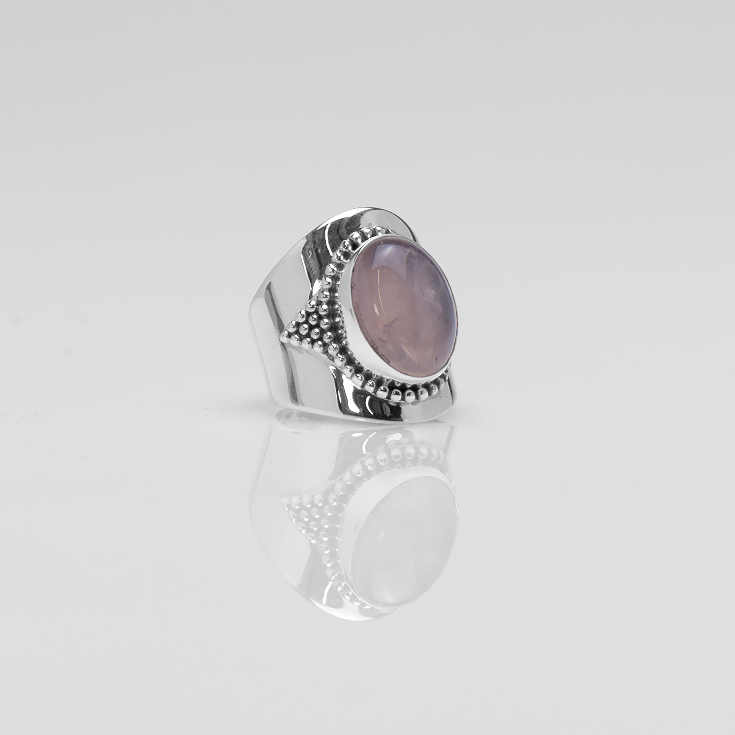 Deze Ymala ring is met veel passie ontworpen door Bas Verdonk en vervaardigd op Bali. De handgemaakte ring bestaat volledig uit 925 zilver met een gezette rose quartz edelsteen. Deze edelsteen is licht roze van kleur.

 

Inspire your Mind!

 

Let op: edelstenen zijn uniek. Dit houdt in dat de kleuren kunnen afwijken van de foto.