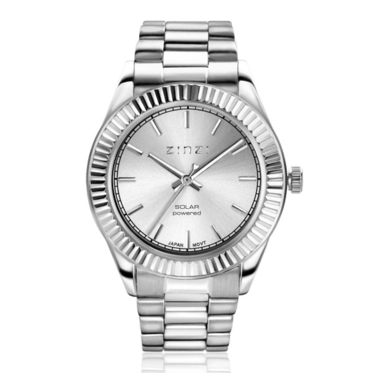 Het ZINZI Solaris horloge is trendy, klassiek en duurzaam tegelijk. Het Japanse kwaliteitsuurwerk maakt gebruik van licht als energiebron. De kleine zonnecellen vangen het zonlicht op, maar ook met kunstlicht kan dit horloge zich opladen, Het vervangen van de batterij is niet meer nodig. Met de mooie ring rondom de zilverkleurige wijzerplaat en de stoere rolex-style stalen band met luxe clip-sluiting, krijgt het horloge een stijlvolle stoere uitstraling. Voorzien van een zilverkleurige wijzerplaat, stalen kast 35mm en stalen schakelband in de kleur zilver. Extra kwaliteit: Voorzien van een Citizen-Miyota uurwerk, sterk mineraal glas en het horloge is 5atm waterbestendig (tegen regen en spatwater).