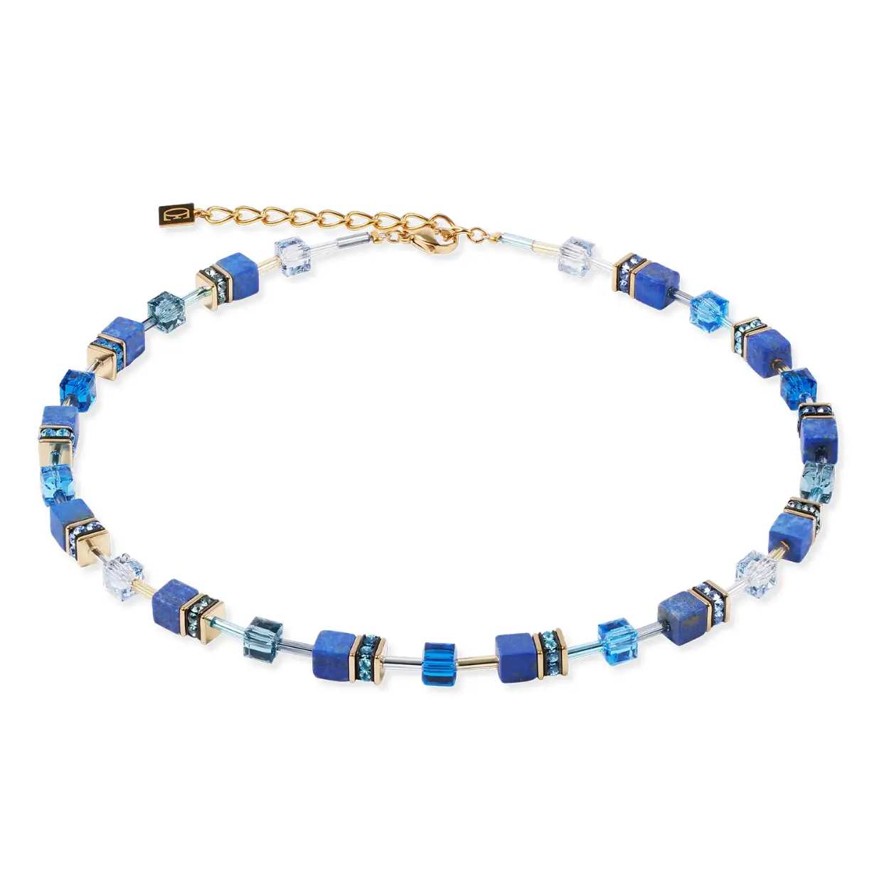 Diepblauw en krachtig - de GeoCUBE® Iconic Precious ketting blauw combineert kostbare lapis lazuli met nauwkeurig gesneden Swarovski®-kristalblokjes voor een verfijnde schittering. Gouden accenten van hoogwaardig roestvrij staal in goud benadrukken het luxueuze design en geven het sieraad een moderne, elegante touch.