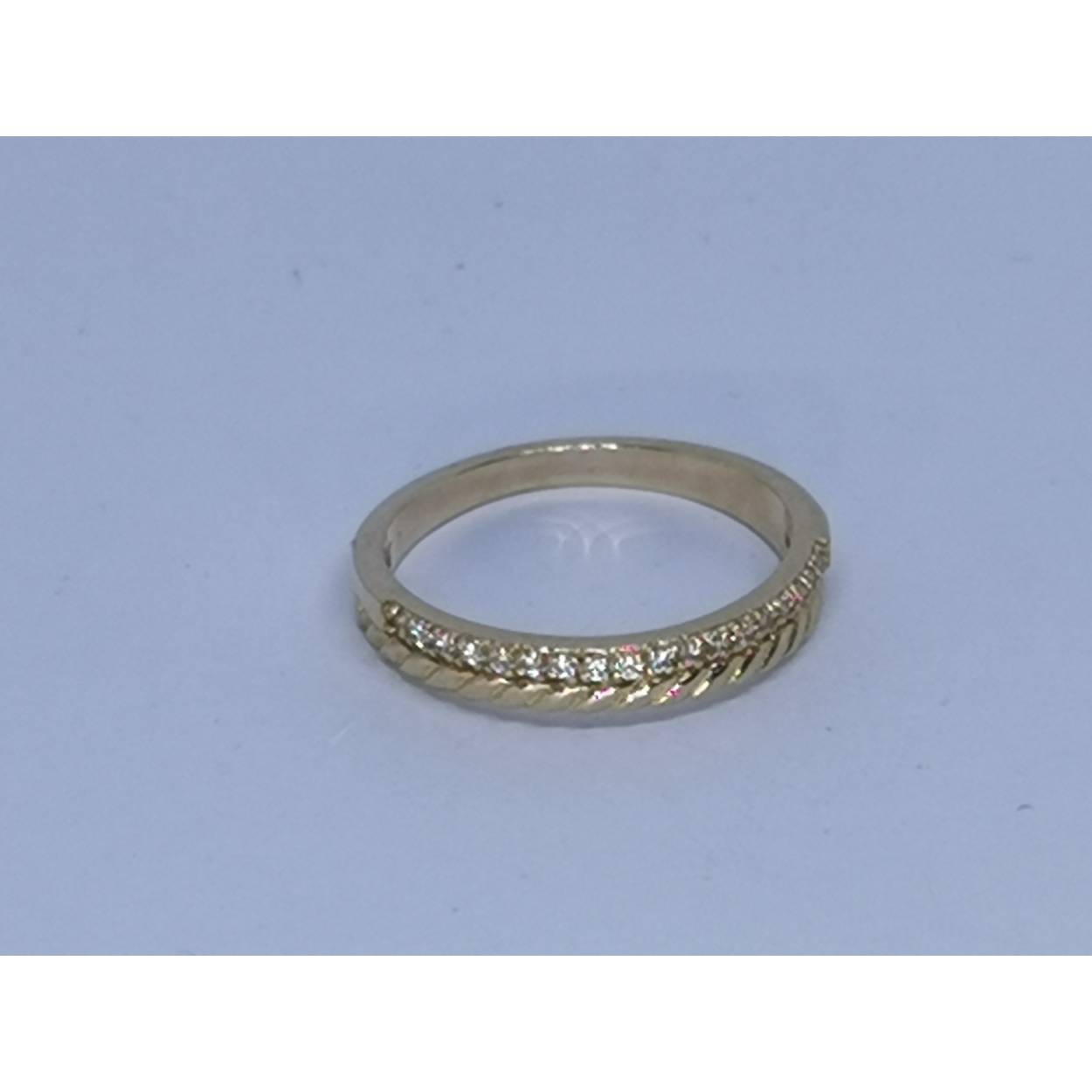 14 Karaat geel gouden dubbele ring, een helft gevlochten en een helft bezet met briljant geslepen zirkonia's in pavezetting.

Deze ring is ook leverbaar met briljant geslepen diamanten, zie artikel EBRD0032.

Deze ring is alle maten leverbaar. U kan bij het afrekenen, bij het kopje opmerkingen vermelden welke maat u wenst.