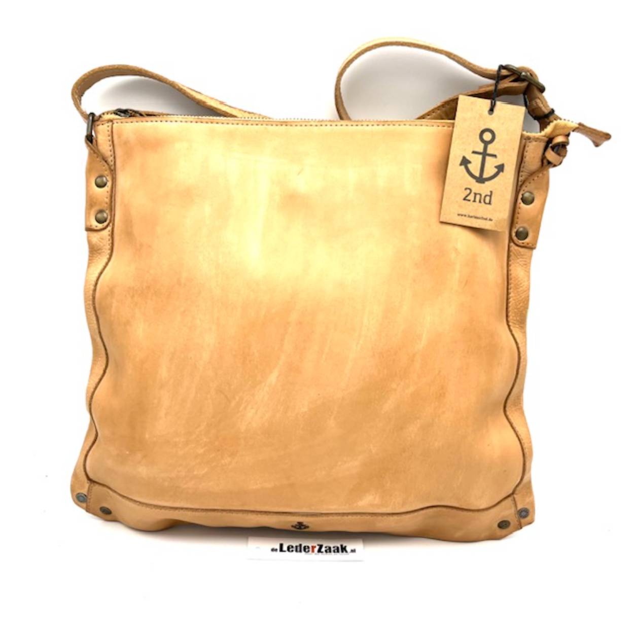Schoudertas voorzien van lange schouderriem. Binnenzijde is voorzien van vak met rits en twee steekvakken.

Afmetingen:
Hoogte 32cm x breed 35.5 diepte x diep 1cm