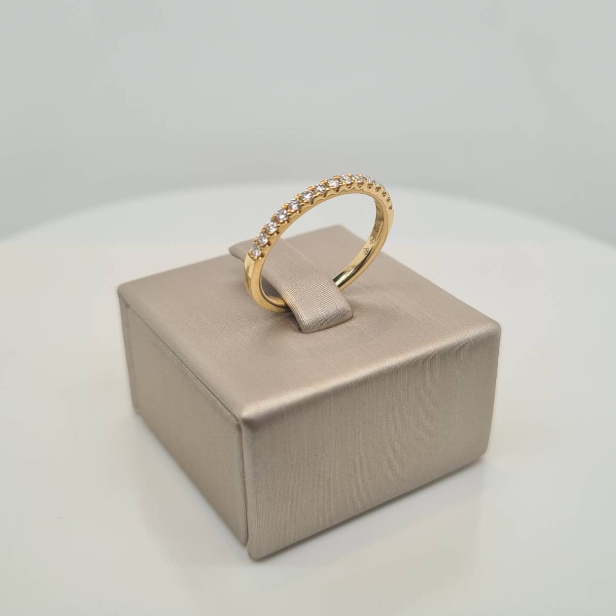 Prachtige 14krt geel gouden ring met diamant 0,22crt G SI. De maat van de ring is 53 (17). 

Heeft u een andere maat? Laat het ons dan gerust weten.