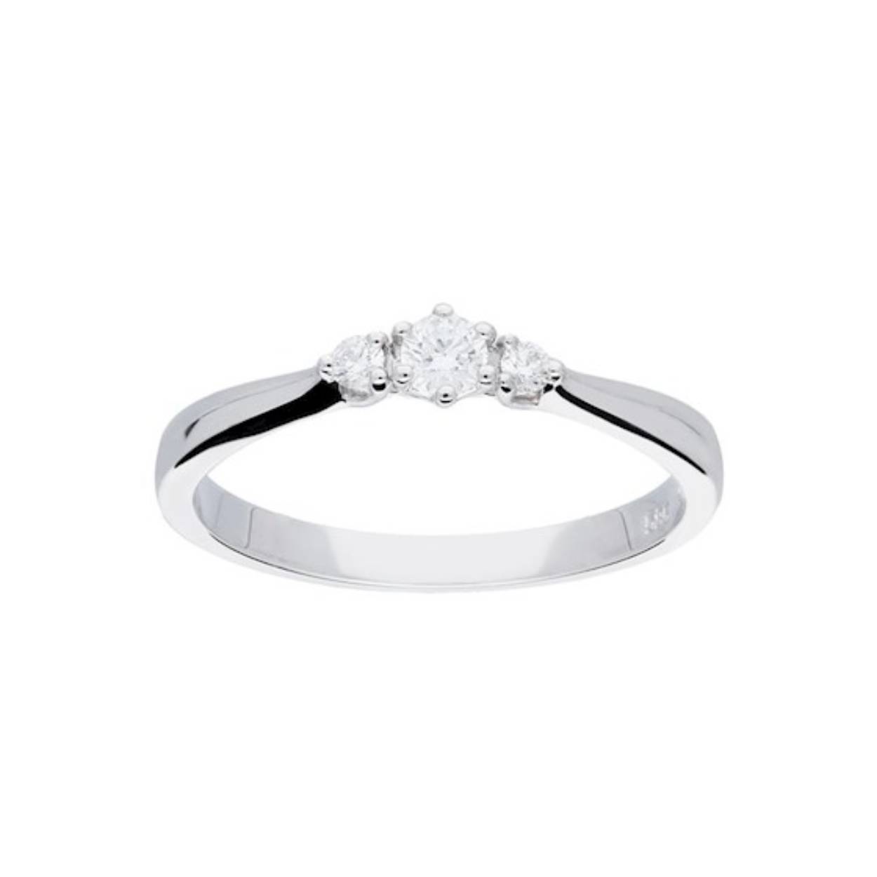 14k witgouden ring met drie briljant geslepen diamanten, met een totale gewicht van 0.145crt. Onder de middensteen is de zetting bewerkt tot een hart.