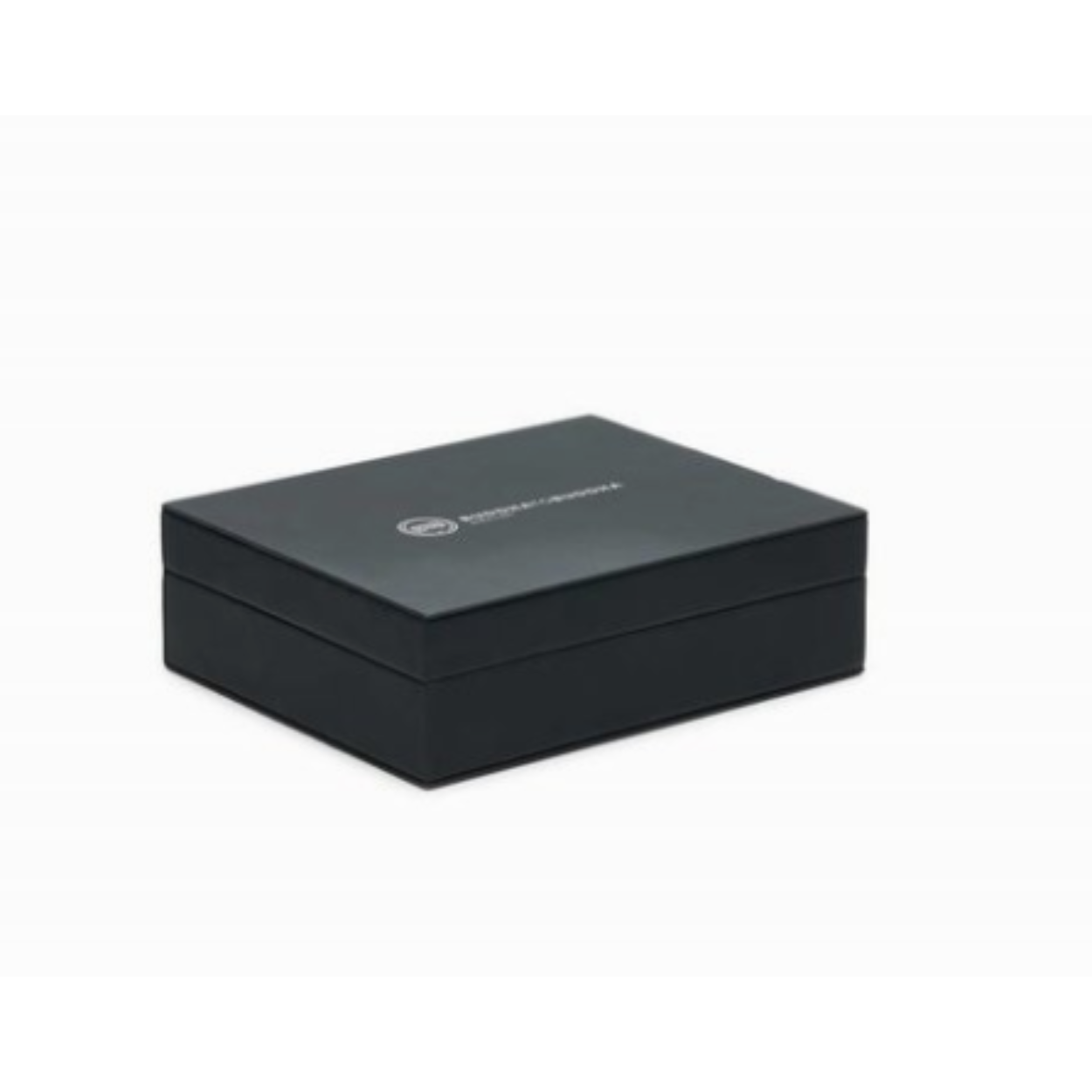 De luxe Buddha to Buddha sieraden box bestaat uit drie compartimenten. Eén ervan heeft drie rolletjes die geschikt zijn voor het opbergen van uw ringen. Het langwerpige vak is ideaal voor het opbergen van uw kettingen en armbanden. De buitenkant van de box is zwart met zilverkleurig logo. De binnenkant is van zwart velours.