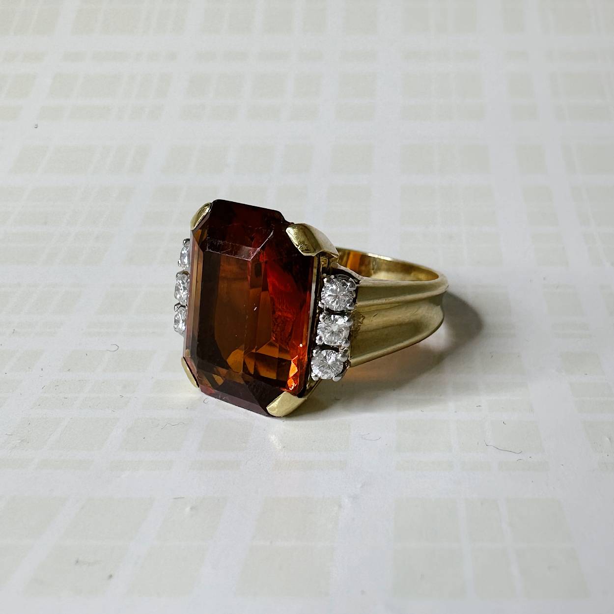Deze prachtige gouden ring met een legering van 18 karaat is uitgevoerd met een opvallend grote citrien in een emerald geslepen vorm. Tot slot is de ring afgemaakt met zes briljant geslepen diamanten met een totaal gewicht van 0,3ct. De ring is beschikbaar op maat 51.

Afmetingen citrien:
14.95x11mm