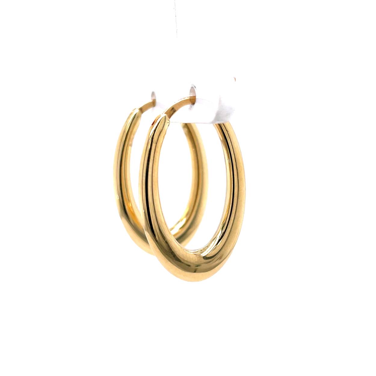 Prachtige 14krt gouden oorringen, ovale vorm. 

De oorsieraden hebben een doorsnee van 17mm, hoogte 27mm en breedte 2,5mm.
