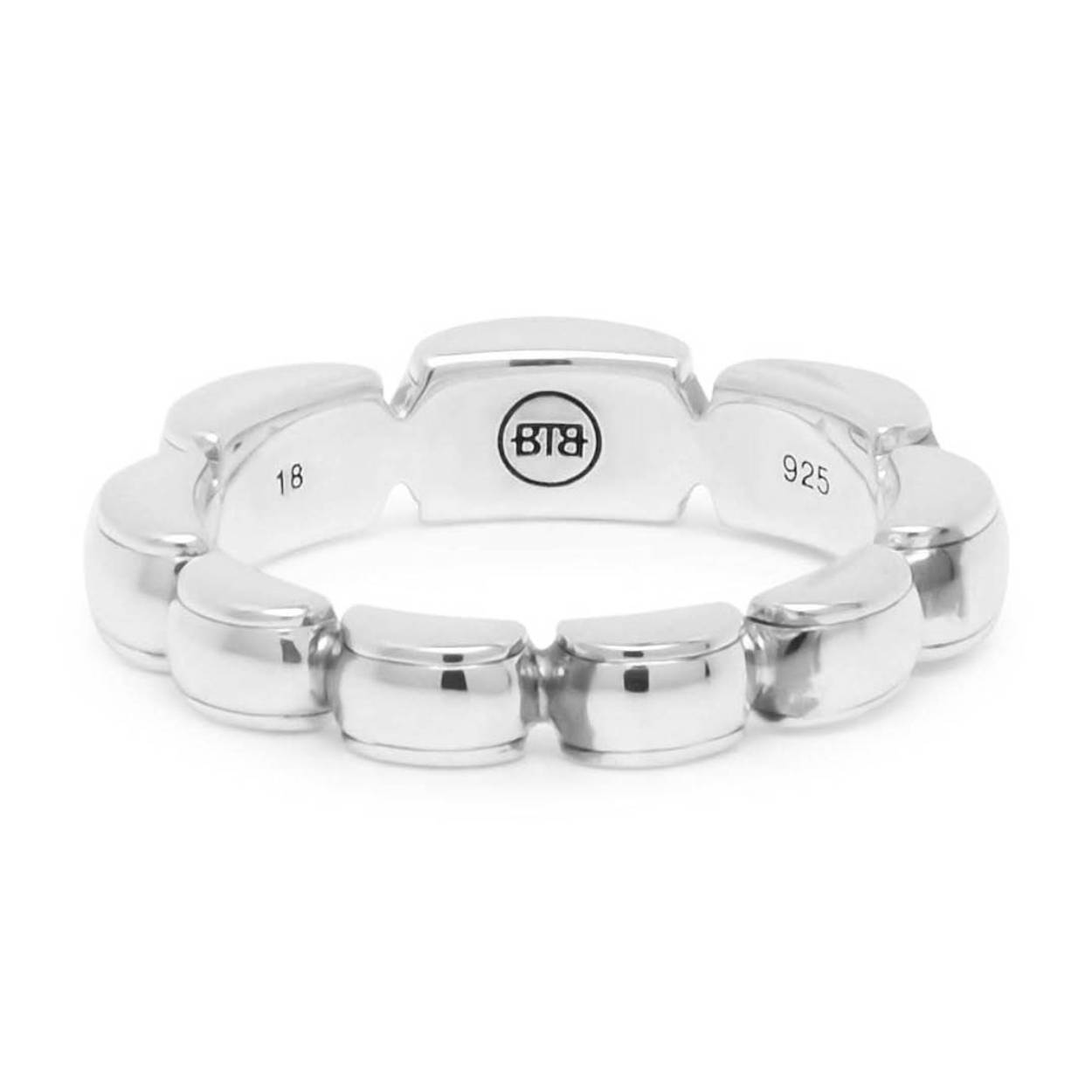 Deze ring uit de populaire Refined collectie heeft een verfijnd en elegant ontwerp. Het design is gebaseerd op de bekende schakel van de Batul familie, waardoor het direct herkenbaar is voor Buddha to Buddha fans. In de Refined collectie hebben onze sieraden een verfijndere look maar nog steeds stoer en passend bij items uit de Heritage collectie! De sieraden zijn handgemaakt en vervaardigd uit 925 sterling zilver.