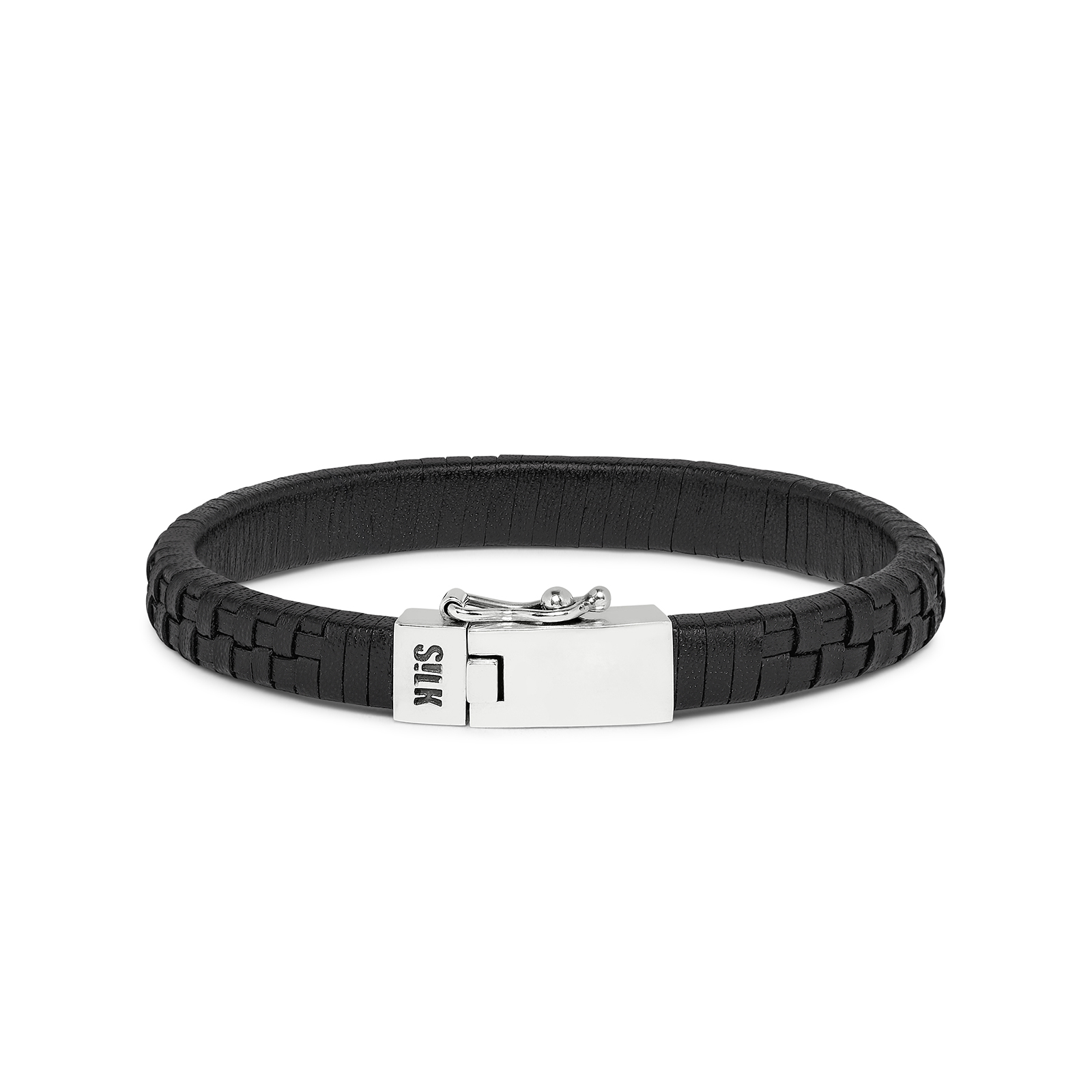 Deze hand gevlochten lederen armband met zilveren slot heeft een gedetailleerd gevlochten lederen armband. De lederen band volgt hetzelfde patroon als de vlechtstructuur van de zilveren armbanden uit de double linked collectie. Alle SILK sieraden zijn massief en handgemaakt uit 925 sterling zilver. SILK onderscheid zich met haar puur traditioneel vakmanschap en een verfrissend rebelse uitstraling. Hét eigenzinnige zilver merk heeft een zeer uitgebreide collectie handgemaakte sterling zilveren sieraden met leer. Haar zilver collectie staat bekend om haar massieve karakter, tijdloze stoere designs en verfijnde afwerking. In het SILK productie atelier in Bali worden de zilversmeden opgeleid om de sieraden met veel precisie en aandacht voor detail te kunnen maken. SILK handelt hierbij met een sterke Fair Trade gedachte, er wordt onder zeer goede omstandigheden tegen een vast en eerlijk salaris gewerkt, wat ze zo een grotere zekerheid voor de toekomst geeft. SILK wil zo een zinvolle eerlijke bijdrage leveren aan het land van herkomst.