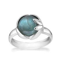 Zilveren ring uit de collectie van Rabinovich. De ring heeft een prachtige labradoriet met een afmeting van ongeveer 10 millimeter doorsnede. Ringmaat: 54. 67603013.  Combineer de ring met andere sieraden uit de Rabinovich collectie.  Rabinovich sieraden kenmerken zich door de prachtige eenvoudige en stijlvolle ontwerpen. Rabinovich is een klassiek en persoonlijk Deens sieradenmerk en onderscheidt zich door gebruik te maken van echte edelstenen in combinatie met zilver, verguld zilver en zilver met gouden elementen. Daarbij wordt er gebruik gemaakt van strakke en ronde vormen en verschillende kleuren parels en stenen. Het zilver wordt op dusdanige manieren gebruikt dat het niet alleen de bekende glanzende zilverkleur heeft, er wordt ook veelvuldig gebruik gemaakt van geoxideerd zilver wat de prachtige vaak wat wat meer matte zwart zilveren kleur oplevert. De passie van Rabinovich? Dromen vastleggen, gedachten te grijpen en beide omzetten in mooie en vrouwelijke sieraden. Let op: Deze zuivere, natuurlijke materialen zijn volstrekt uniek. Ze verschillen in kleur en hebben unieke insluitsels en kenmerken waaraan hun ouderdom en natuurlijke schoonheid te zien zijn.