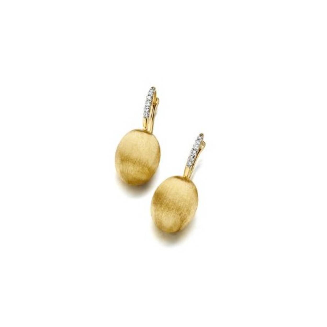 Elegante oorbellen van geelgoud en diamant. Het gouden en oneffen oppervlak, volledig met de hand gegraveerd met een speciaal burijn, creëert samen met de diamanten een wonderbaarlijk lichtspel dat zowel elegant als casual oogt.