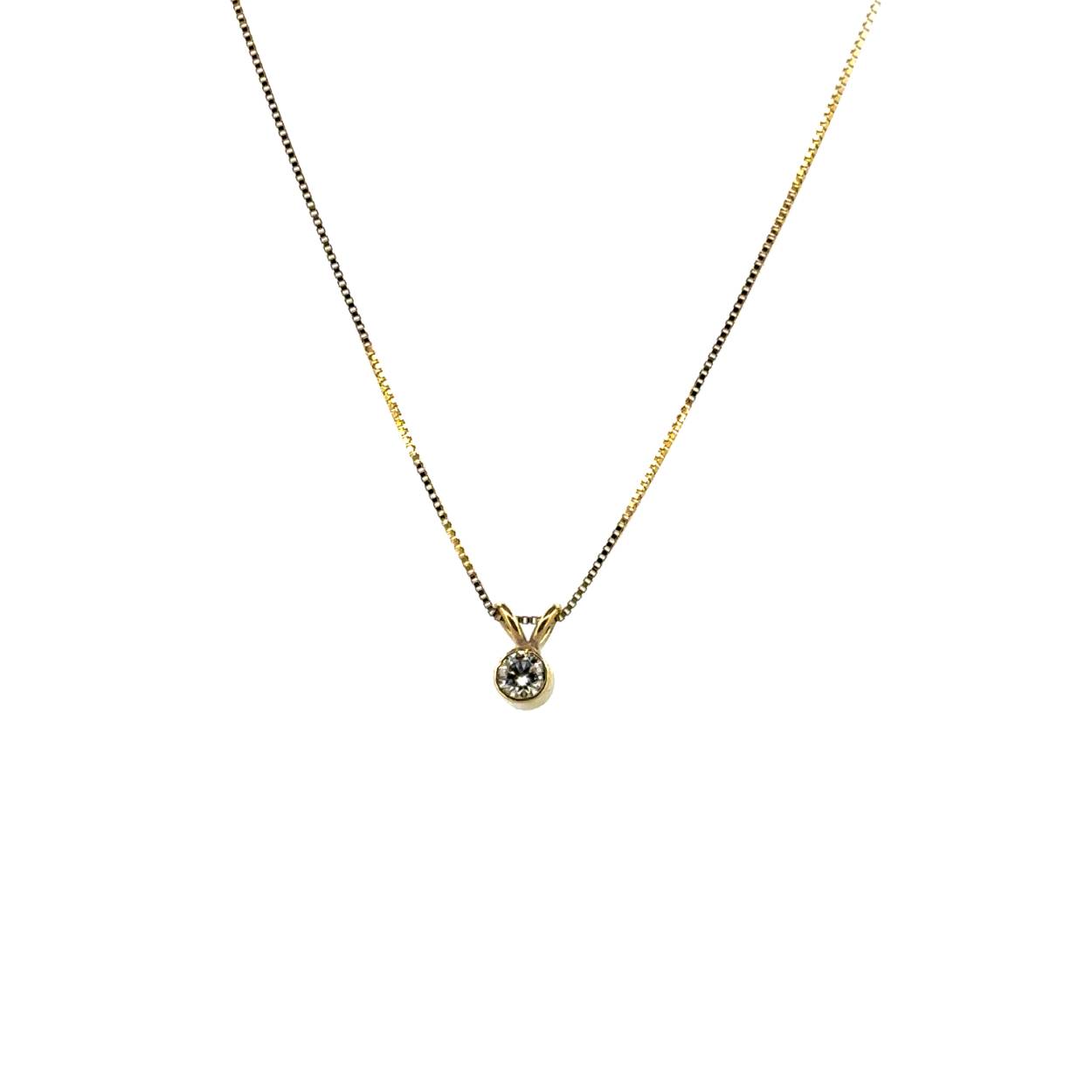  De minimalistische hanger is een echte beauty en past overal bij. 

Deze hanger wordt los verkocht maar we adviseren haar met een bijpassende ketting van goud met een lengte van 45cm.