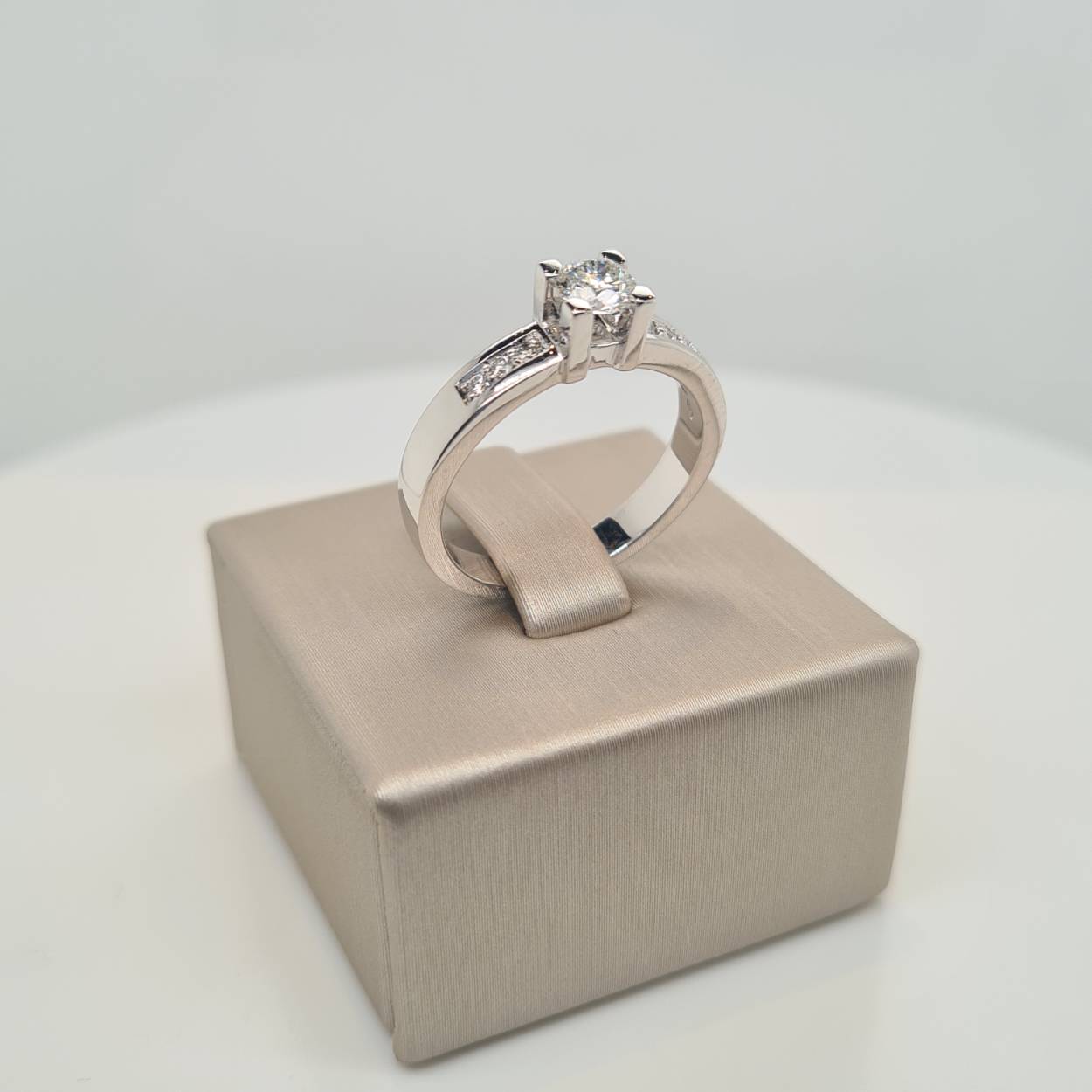 Prachtige 14krt witgouden solitaire ring met diamant. De middensteen is 0,40crt F/Si. De briljant gesplepen zijstenen zijn 0,10crt F/Si.

De maat van de ring is 55. Heeft u een andere maat, neem dan gerust contact met ons op.