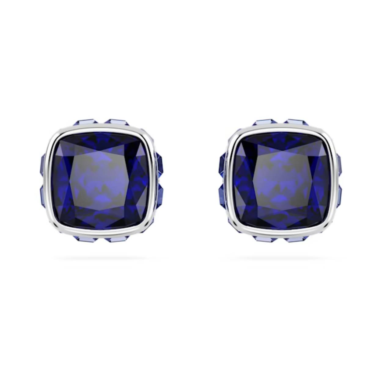Deze levendige, veelzijdig en elegante oorstekers passen overal bij en zijn geïnspireerd op de geboortesteen van september. De sieraden met een rhodium toplaag zijn voorzien van een steen met een vierkante slijpvorm in een azuurblauwe kleur, die de natuurlijke kalmte en aardende energie van de tint perfect weergeeft en de drager duidelijkheid en sereniteit brengt. Dit betekenisvolle ontwerp is een magisch cadeau voor een dierbare of het perfecte cadeau voor uzelf.
