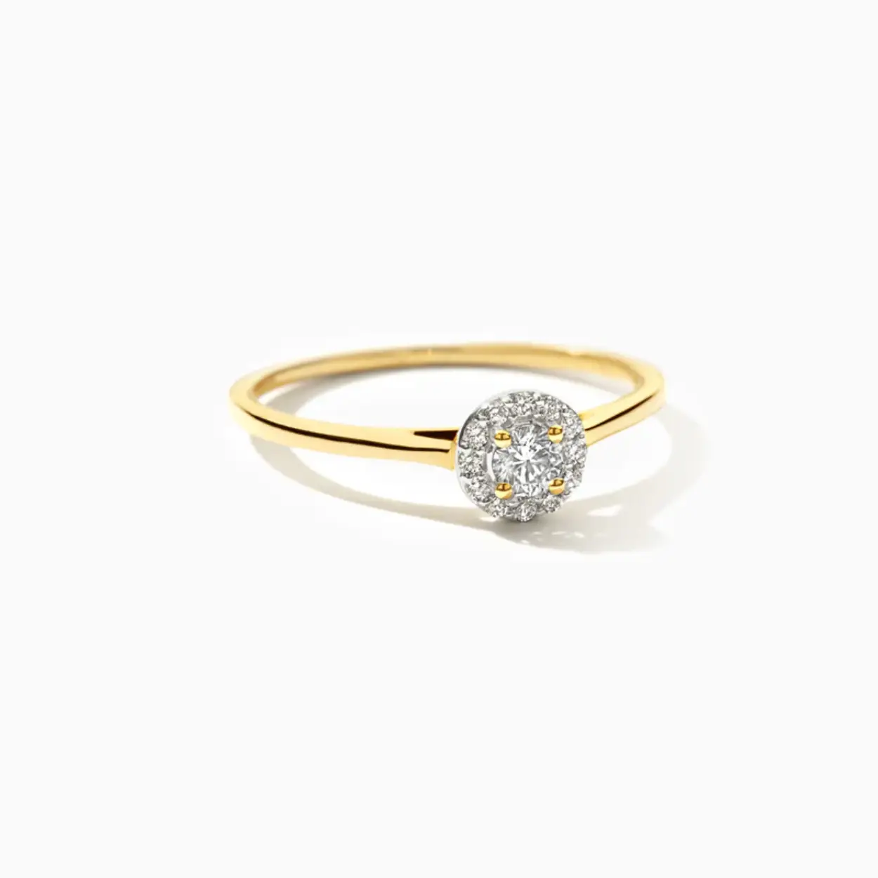 Meerdere lab-diamonds in entourage-zetting sieren deze stijlvolle glinsterende ring. Het totale karaatgewicht van de diamanten is 0,21, de doorsnede van de ring is 1 mm. Fraai op zichzelf of in combinatie met andere sieraden met lab-diamonds uit onze collectie.