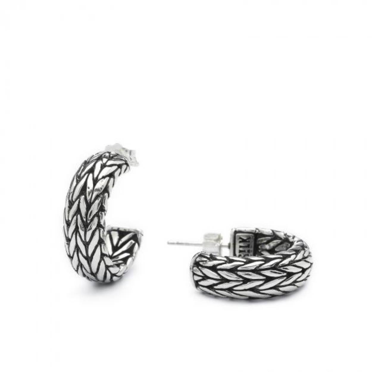 Deze handgemaakte zilveren oorbellen zijn zeer verfijnd afgewerkt zoals u van SILK gewend bent. SILK oorbellen zijn massief en combineren mooi in een complete SILK set van een armband, collier en ring in dezelfde structuur. Deze oorbellen hebben een Balinese vlechtstructuur en combineren daarom perfect met een van de armbanden uit de Arch collection serie. Bekijk ook eens de armbanden uit de Arch collection serie om een mooi setje te maken!