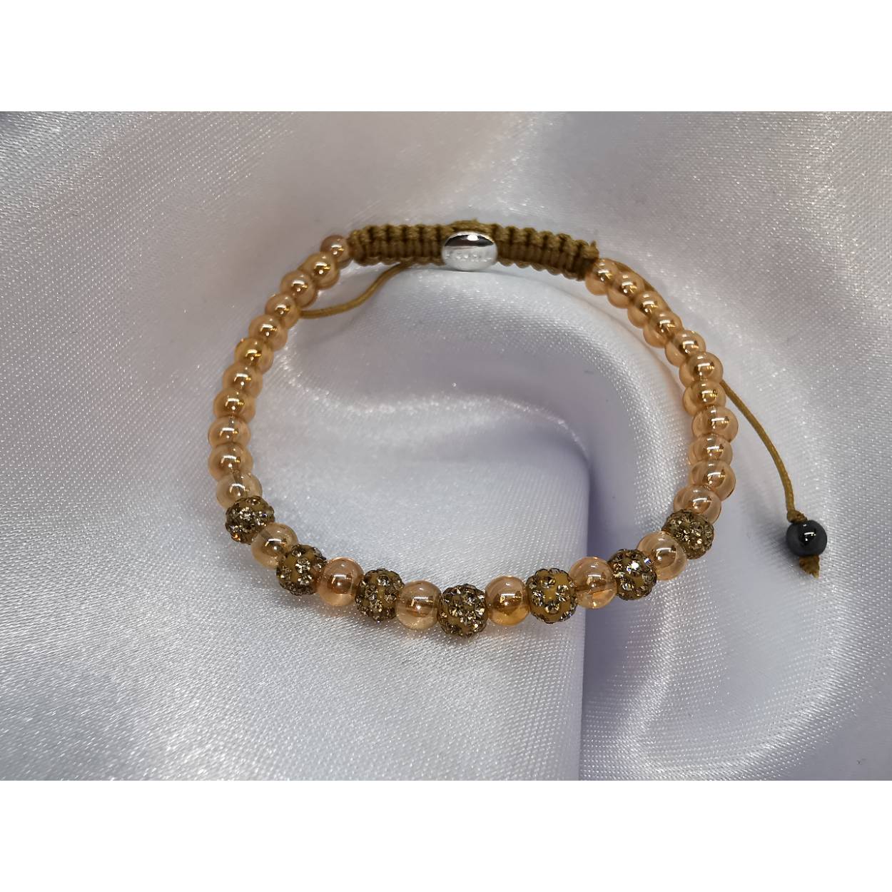 Spiral Golden Brown xxs (gold crystal)

De kralen zijn gemaakt van precosia kristallen en natuursteen. De kralen zijn handgeregen op een textiel, met het eenvoudige schuifsysteem kunt u de lengte naar wens aanpassen. Deze leuke armband is trendy en modieus, je kunt ze heel goed met meerdere tegelijk dragen. Karma armbanden en kettingen zijn elegante sieraden, handgeknoopt met verfijnde beads. De combinatie van kristallen en natuurstenen is geinspireerd op het Boeddishme en Indiase mythologie. De beads geven kracht en energie. Elke kleurrijke bead heeft een kern die staat voor de liefde. Karma is naast een prachtig sieraad in verschillende maten, kleuren en tinten, een bron van energie.