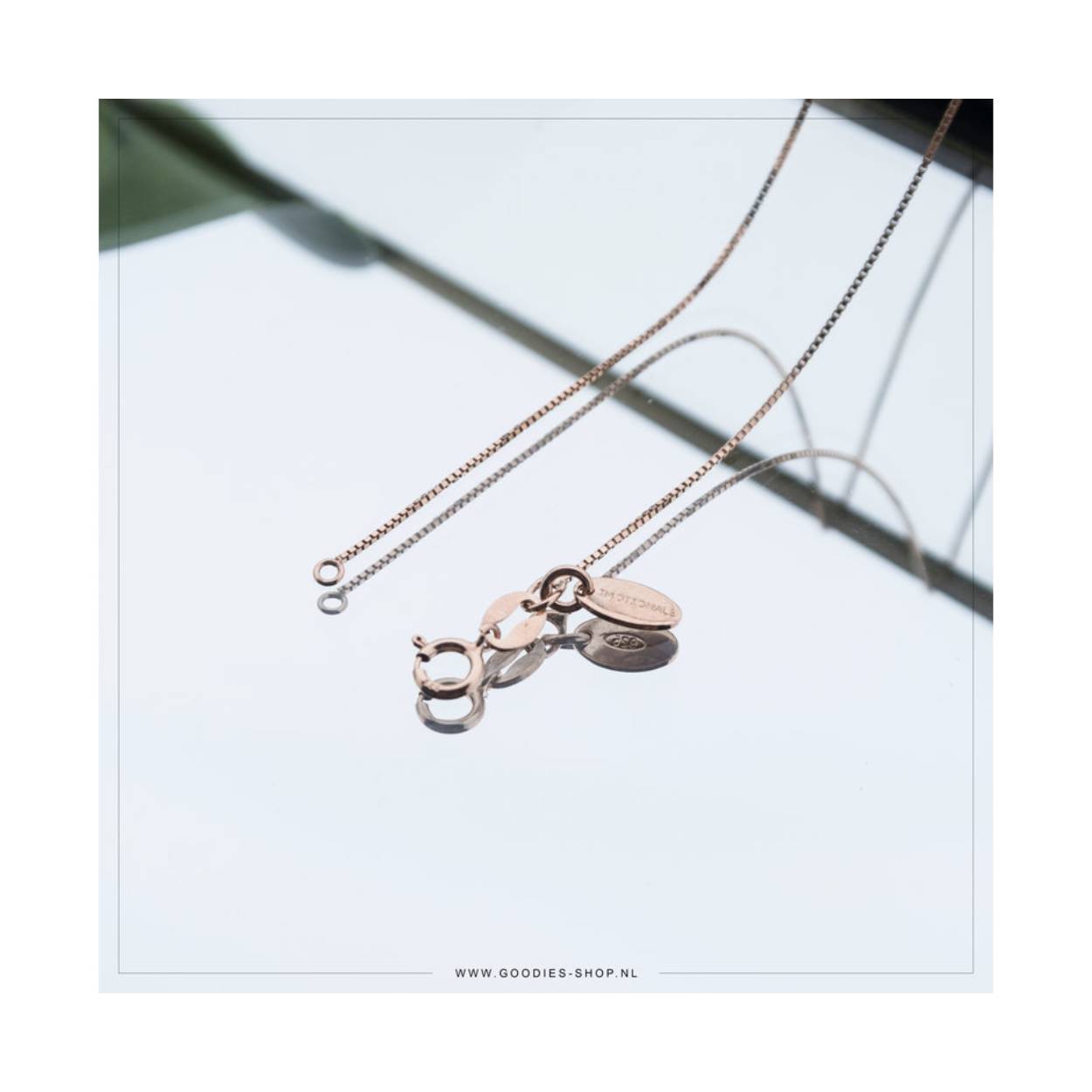 Imotionals Zilveren Rose Vergulde Venetiaans Collier.

Gebruik speciaal deze ketting voor de Imotionals hangers. De ketting heeft een kleiner oogje dan standaard kettingen. Met een standaard ketting is het oogje te groot om de charms aan de ketting te rijgen.

Alle Imotionals sieraden zijn gemaakt van sterling zilver (925) en voorzien van een extra rodium laag. Het zilver verkleurt hierdoor niet.

Lengte: 52 cm