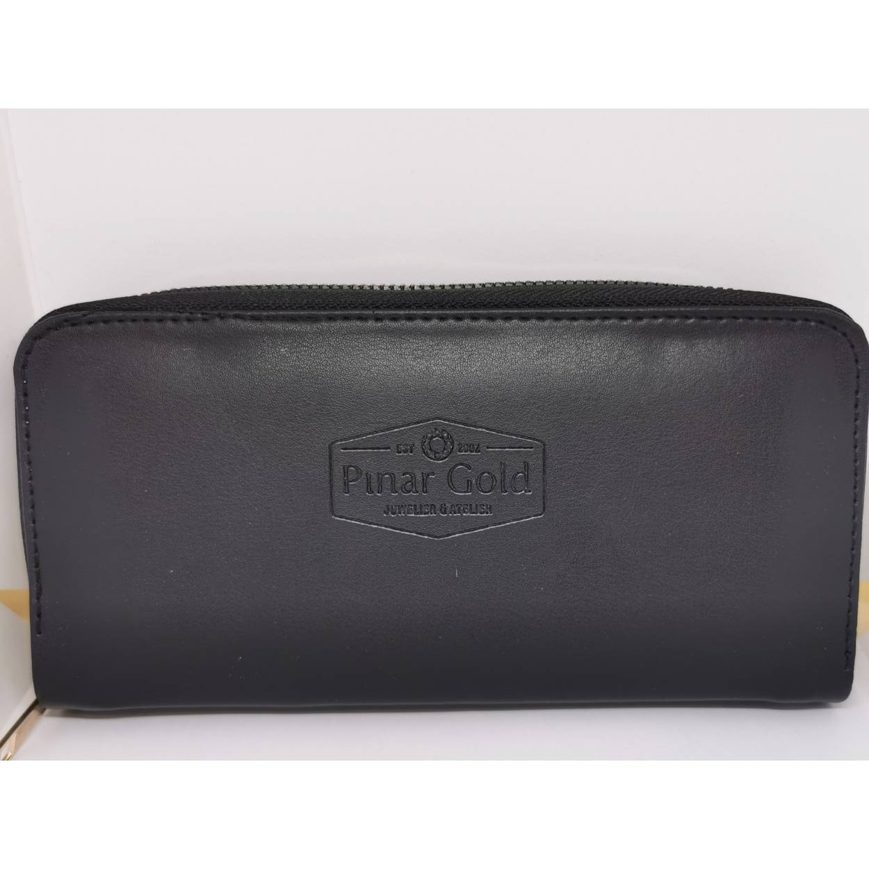 Dit zwarte sieraden etui is perfect voor al uw waardevolle sieraden. Zo is dit sieraden etui aan de buitenkant voorzien van gebonden leder met een elegante zwarte kleur, die een mooi contrast vormt met de goudkleurige ritssluiting. De etui is aan de binnenkant voorzien van een zeer efficiënte indeling, waardoor u meer dan genoeg sieraden gemakkelijk en veilig kunt bewaren in dit stijlvolle sieraden etui. Dit sieraden etui heeft een lengte van 20cm met een breedte van 10cm.