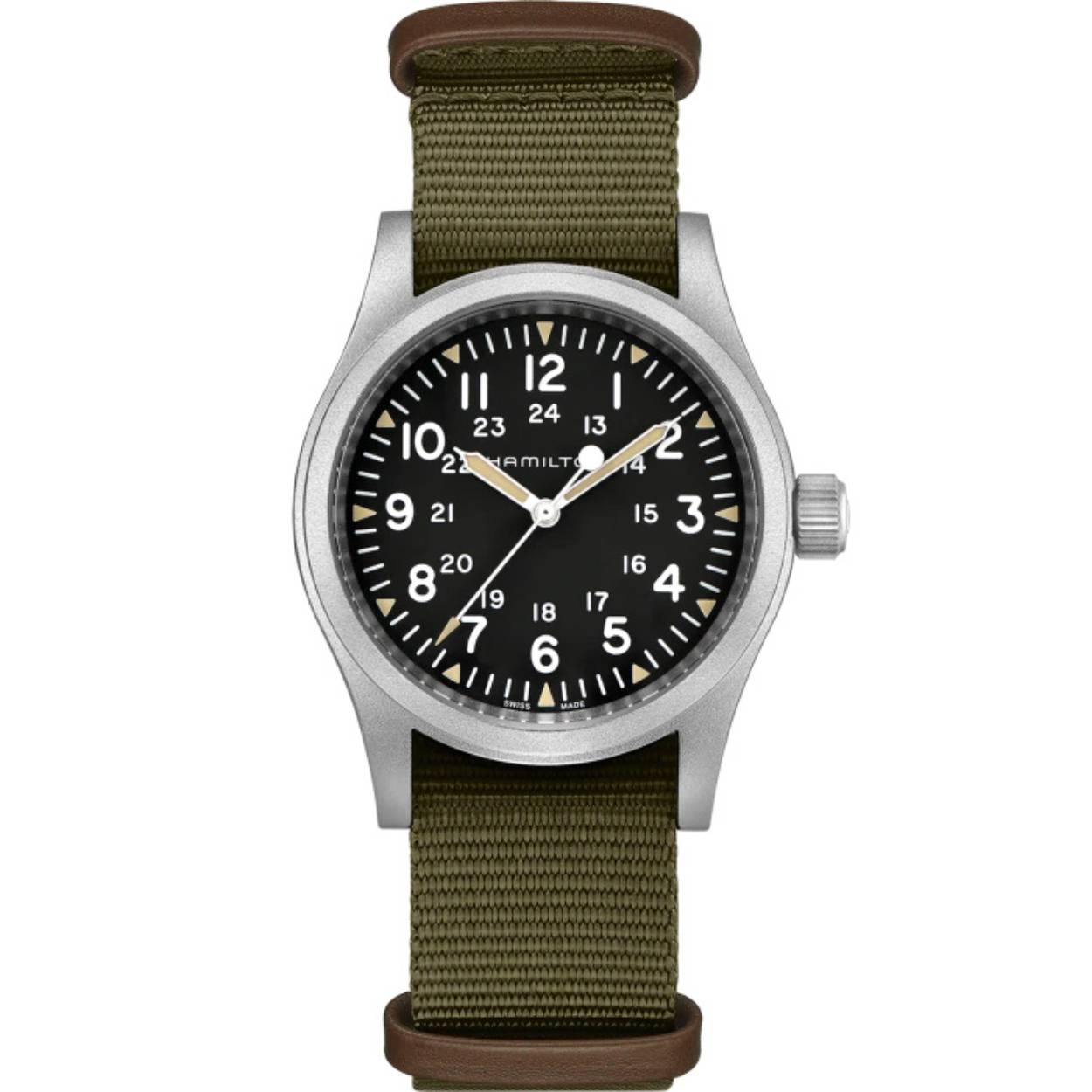 Een prachtig mechanisch horloge van het merk Hamilton uit de Khaki Fieldcollectie.

38 mm matte roestvrijstalen kast, display met drie wijzers, donkere wijzerplaat met lichtgevende cijfers, indexen met uren en minuten, duurzame NATO-band: De nieuwe Khaki Field Mechanical, een getrouwe recreatie van zijn originele voorganger uit de jaren ‘60, en vormt een getrouwe weergave van de stijl die zo kenmerkend is voor het militaire erfgoed van Hamilton. Dit model hier, geïnspireerd door het leger en gemaakt om lang mee te gaan, is het originele soldatenhorloge.

*Te zien in Sonic the Hedgehog (2020). Gedragen door Tom Wachowski, gespeeld door James Marsden.