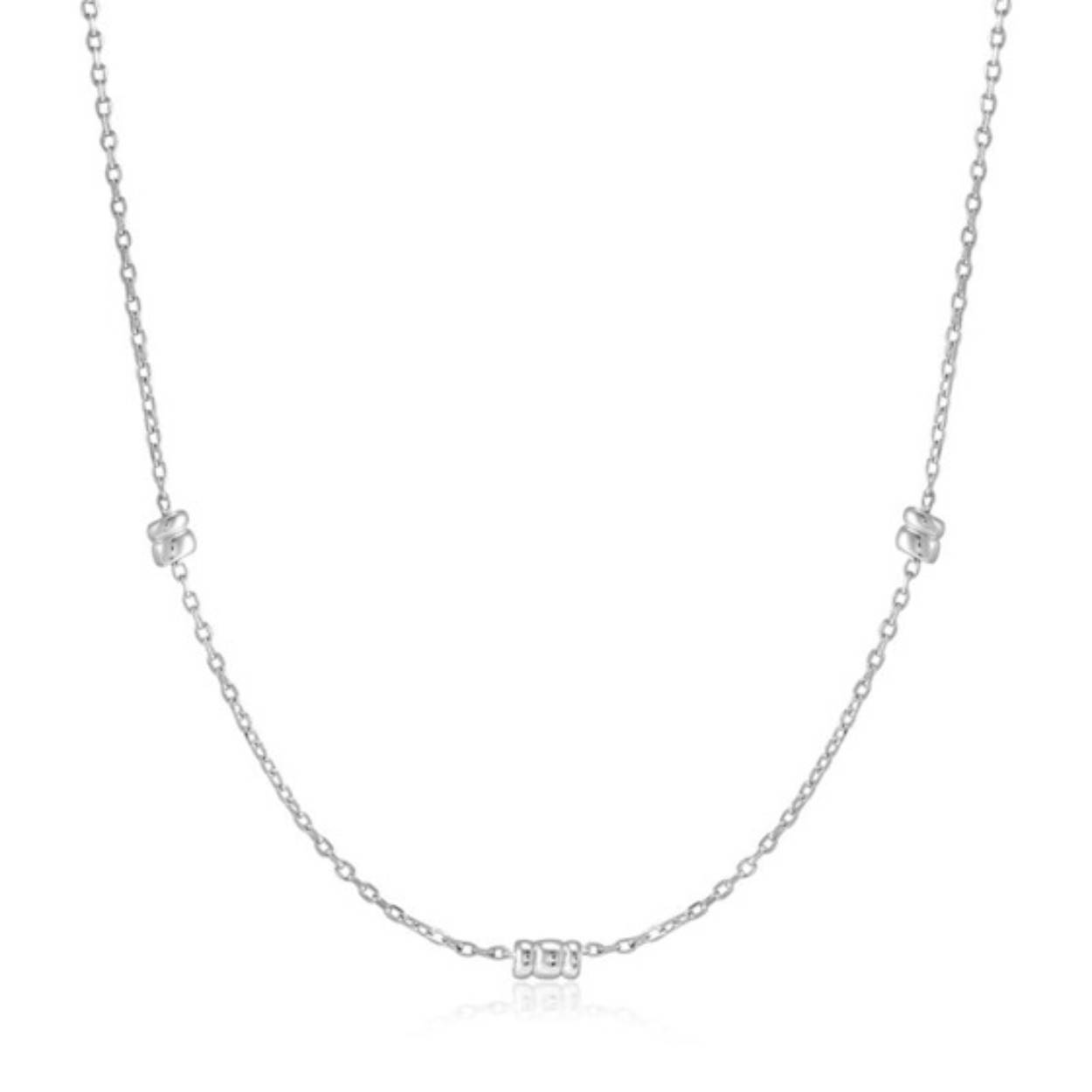 Onze twist ketting is de perfecte keuze voor een gelaagde look! De subtiele ketting is compleet met drie individuele gedraaide bedels. Hou je look simpel of combineer hem met de kenmerkende slangenketting.

HET MERK
Geïnspireerd door de laatste fashion trends is Ania Haie het toonaangevende sieradenmerk voor hoogkwalitatieve maar ook betaalbare zilveren sieraden, zonder op de kwaliteit in te leveren. Iedere collectie is gebaseerd op de laatste catwalktrends, waardoor Ania Haie snel tot hét sieradenmerk voor stijlbewuste consumenten is verkozen. Elk sieraad wordt ontworpen om te combineren met andere sieraden waardoor je je eigen look kunt creëren. Maar ook zijn Ania Haie sieraden opvallend genoeg om op zichzelf te dragen. 

SPECIFICATIES
- Smooth Twist Chain Necklace
- Ketting
- 925 zilver gerodineerd
- Lengte verstelbaar: 40 - 45cm
- AH N038-02H