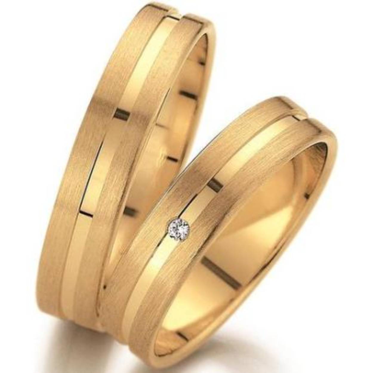 geelgouden trouwringen mat/glimmend. 4.5mm breed. de damesring is gezet met 0.01 crt briljant.
prijs is op aanvraag