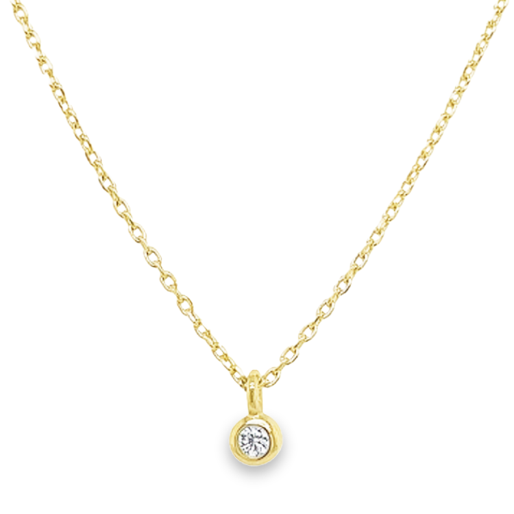 Dit 14-karaats geel gouden ankerschakel collier is onwijs leuk! Het hangertje (dat bij het collier hoort) is een klein zirkonia steentje gezet in een ronde zetkast. Het collier is verstelbaar van 42cm tot 45cm.