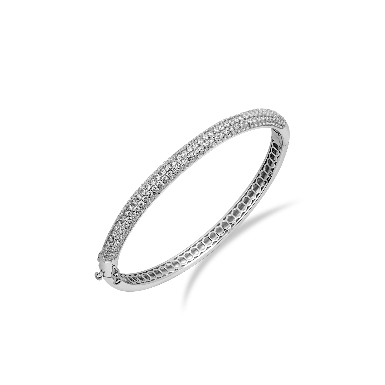 Deze klassieke Pave Bangle voegt een vleugje glamour toe met zijn witte stenen pave-stijl. Het tijdloze ontwerp en de slanke constructie maken het de perfecte aanvulling op elke sieradencollectie. Deze stijlvolle armband is gemaakt van hoogwaardige materialen en gaat jarenlang mee.