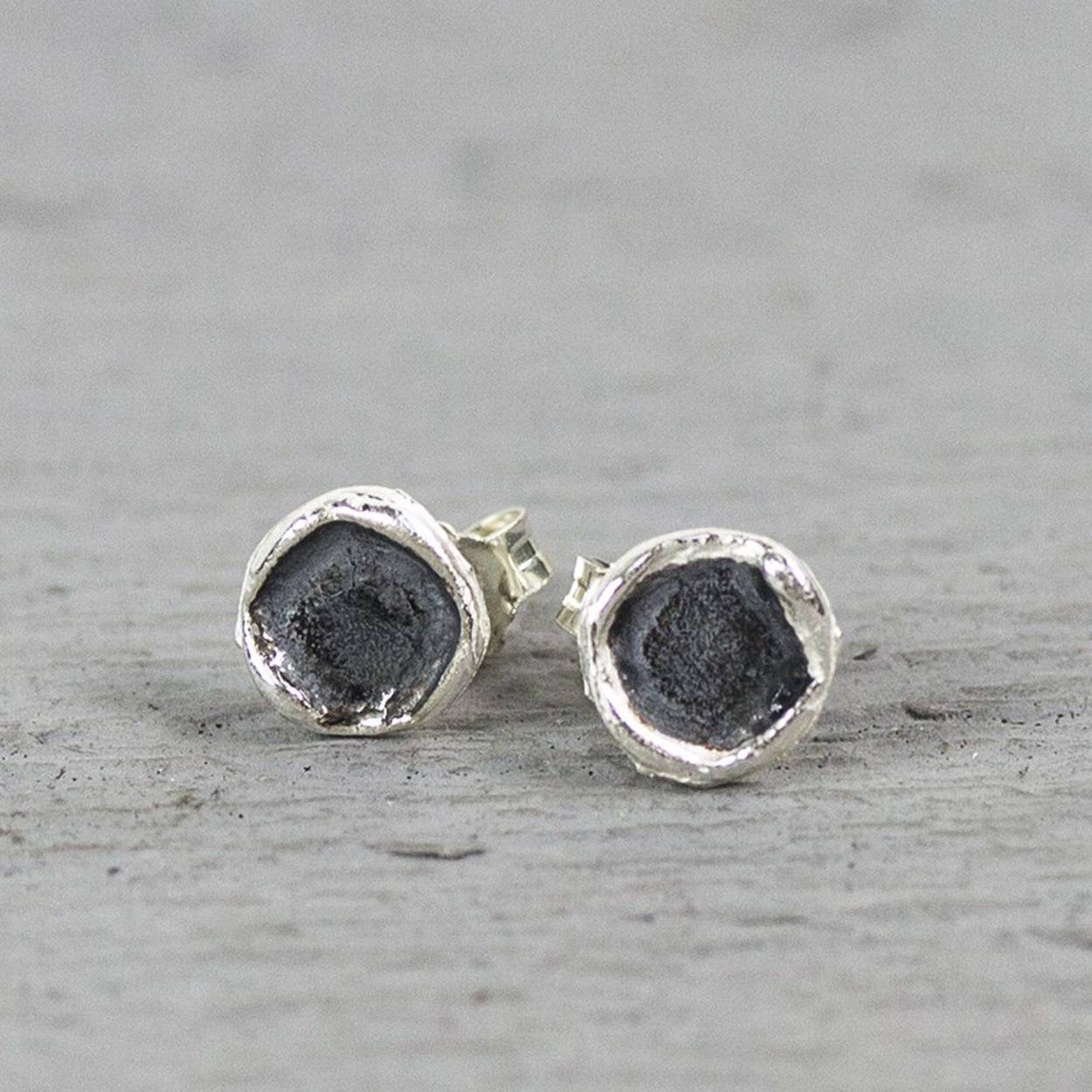 Oorknopjes gemaakt van 925 sterling zilver en geoxideerd zilver de oorknop heeft een ronde organische vorm. De randen van de oorstekers staan omhoog voor meer diepte.