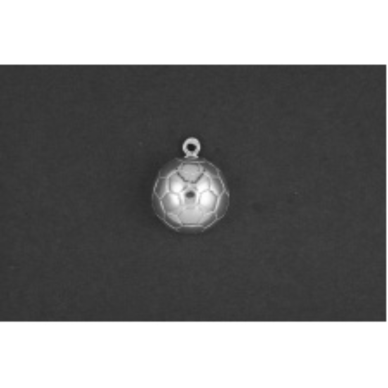 Voetbal zilver
De bedel is half en hol maat is in mm Lengte x Hoogte
± L 13.85 x H 16.82