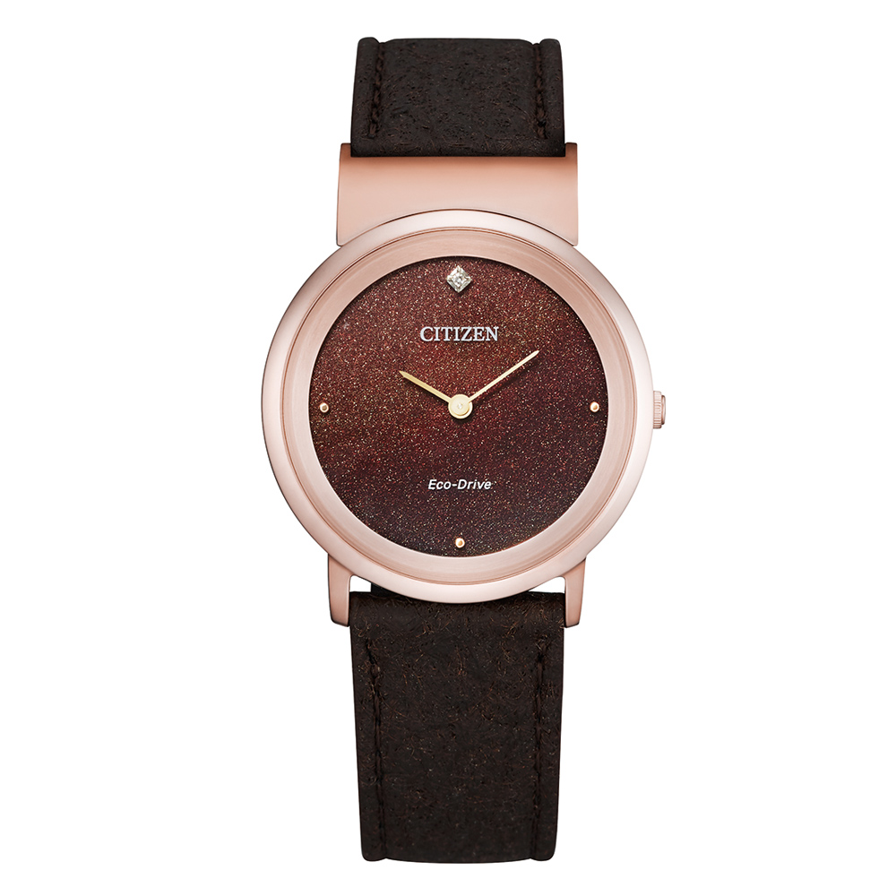 Dit Citizen horloge heeft een titanium kast met een diameter van 31mm en is voorzien van een leren band.