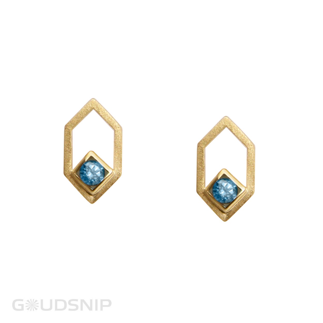 Handmade oorstekers met topaas. Handgemaakt in ons atelier. Deze oorstekers zijn ook in het zilver verkrijgbaar of met een andere edelsteen.